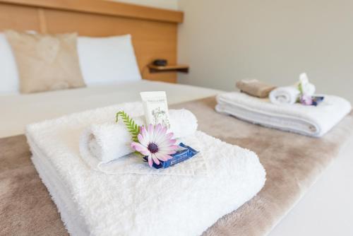 una habitación de hotel con toallas en una cama en Abbey Court Motel en Motueka