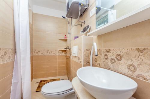 y baño con lavabo blanco y aseo. en Kozala Apartment, en Rijeka