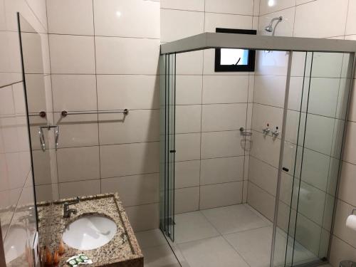 Ett badrum på Hotel Renascer