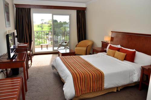 Un pat sau paturi într-o cameră la Sol Victoria Hotel SPA & Casino