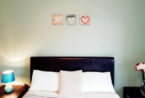 Letto o letti in una camera di Three Bed Holiday Home in Glasgow