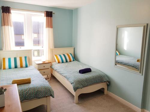 Letto o letti in una camera di Three Bed Holiday Home in Glasgow