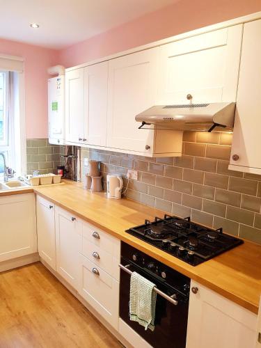 Cucina o angolo cottura di Three Bed Holiday Home in Glasgow