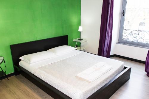 ローマにあるLucky Domus Ottavianoの緑の壁のベッドルーム1室(大型ベッド1台付)