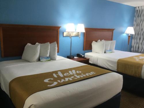 Days Inn & Suites by Wyndham Tallahassee Conf Center I-10にあるベッド