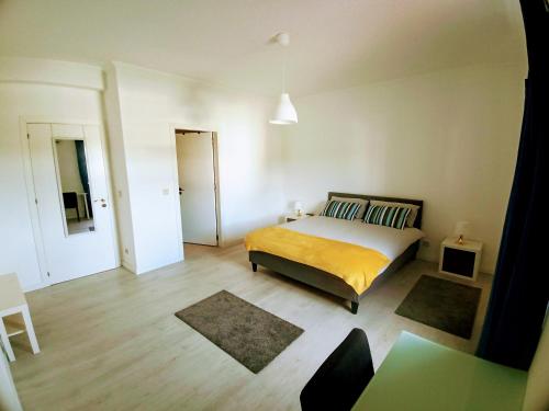 フェレイラ・ド・ゼッゼレにあるLa Nara Villaのベッドルーム1室(黄色のベッドカバー付)