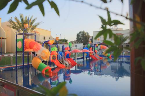 uma piscina com um parque aquático com um escorrega aquático em Al Khuzama Resort em Taif