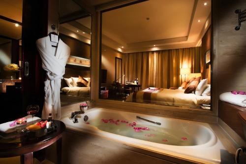 Ein Badezimmer in der Unterkunft New Century Grand Hotel Xuzhou