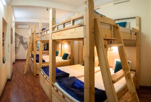 Giường trong phòng chung tại Halo Bay Homestay