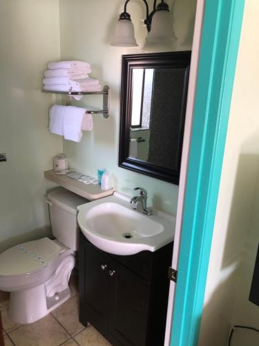 Ένα μπάνιο στο Klamath Motor Lodge