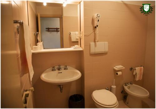 Kylpyhuone majoituspaikassa Hotel Marconi