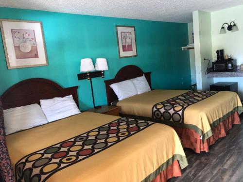 Ένα ή περισσότερα κρεβάτια σε δωμάτιο στο Klamath Motor Lodge