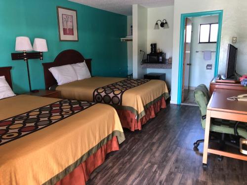 Ένα ή περισσότερα κρεβάτια σε δωμάτιο στο Klamath Motor Lodge
