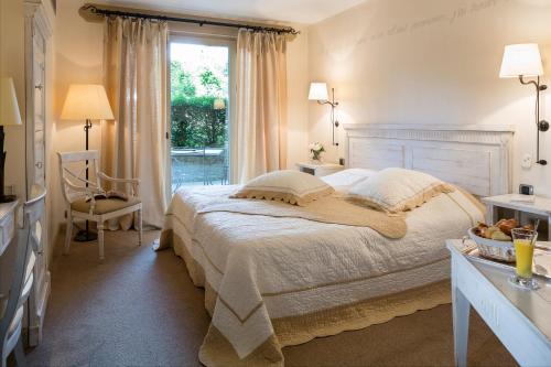 A bed or beds in a room at Domaine de Clairefontaine - Teritoria