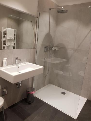 bagno con lavandino e doccia di Villa Malus a Castelbello