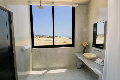baño con ducha, lavabo y ventana en Vidasoul, en Boca de la Vinorama