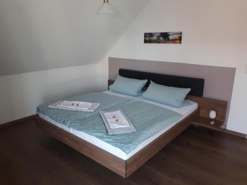 Haus Fernblick في Breitungen: غرفة نوم عليها سرير وفوط