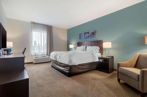 een hotelkamer met een bed en een stoel bij Sleep Inn & Suites Bricktown - near Medical Center in Oklahoma City