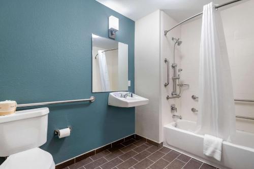 Bathroom sa Sleep Inn & Suites Bricktown - near Medical Center