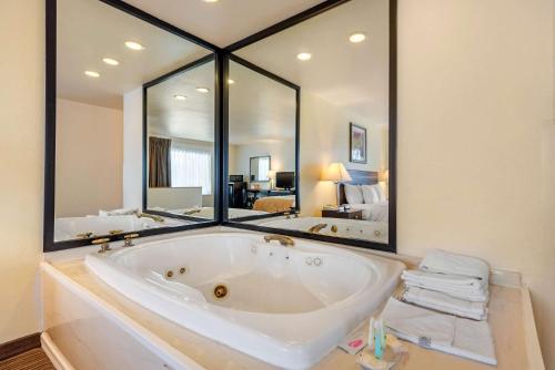 Kúpeľňa v ubytovaní Quality Inn & Suites Limon