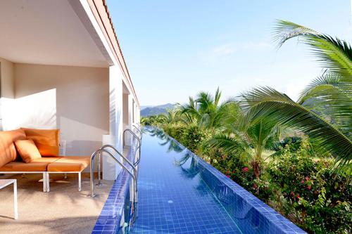 Cette maison offre une vue sur la piscine. dans l'établissement Sir James Resort, à Muak Lek