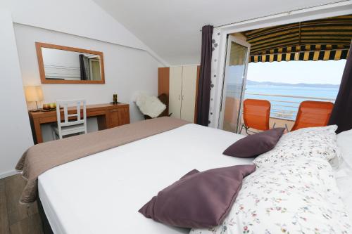 A bed or beds in a room at Apartments Basioli