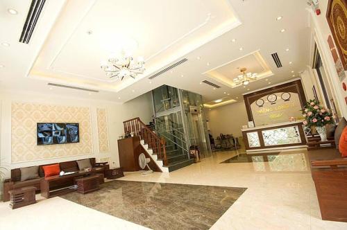 ein großes Wohnzimmer mit einer Treppe in einem Haus in der Unterkunft Thăng Long Hotel II in Hạ Long