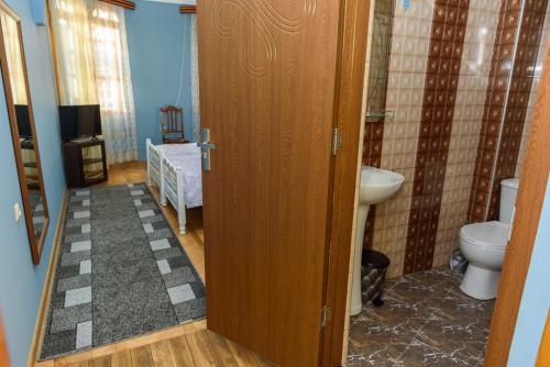 ein Bad mit einem WC und einem Waschbecken in der Unterkunft Sweet Home at Ninoshvili 3 in Batumi