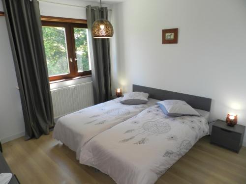 - une chambre avec un grand lit et une fenêtre dans l'établissement OSCAR's HOME, à Soppe-le-Bas