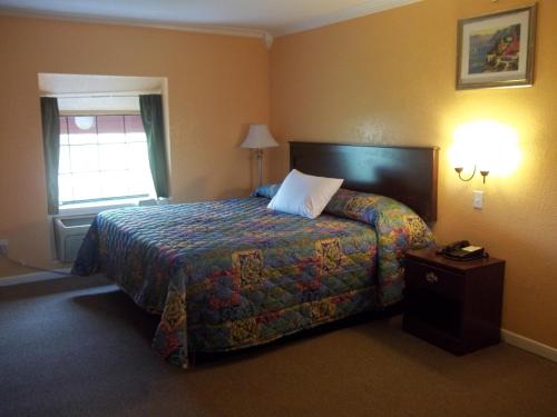 เตียงในห้องที่ Scottish Inns Galveston