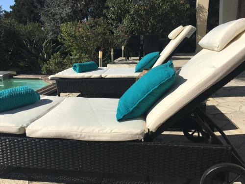 drie bedden op een kar naast een zwembad bij Côte d'Azur Villa - Juan-les-Pins - 900m beach in Antibes