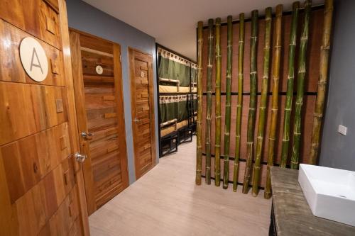 bagno con lavandino e bagno con porte in legno di BAMBAM Hostel a Coron