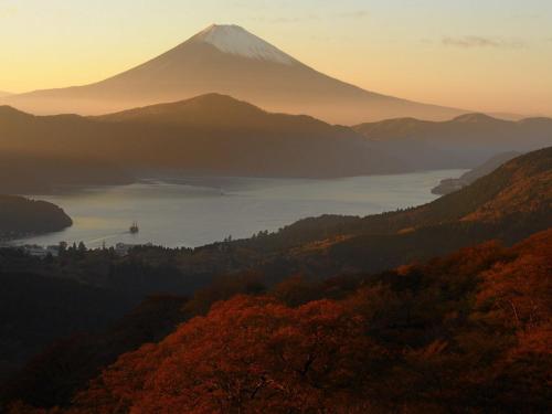 a view of a mountain and a body of water at Hakone Kowakien Tenyu in Hakone