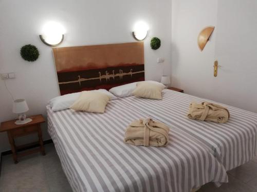 阿爾庫迪亞的住宿－Apartamento Silver Alcudia Blue，一间卧室配有一张大床,上面装有两袋