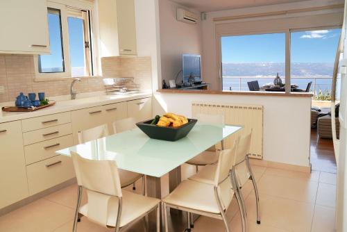 a kitchen with a table with a bowl of fruit on it at Casa Minervos in Áptera