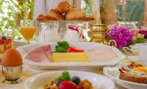Hotel Pegasus في أبلدورن: طاولة مع طبق من الطعام والخبز