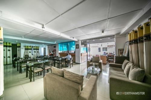 Lounge o bar area sa Charlton Kandy City Rest