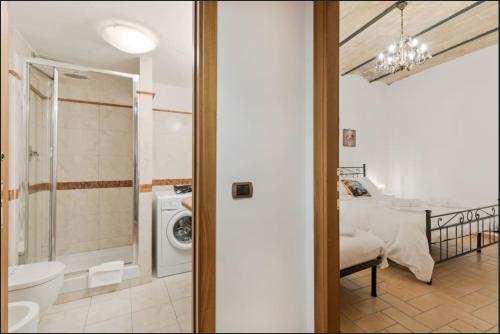 Roma Colosseum Apartment في روما: حمام مع مغسلة وغسالة ملابس