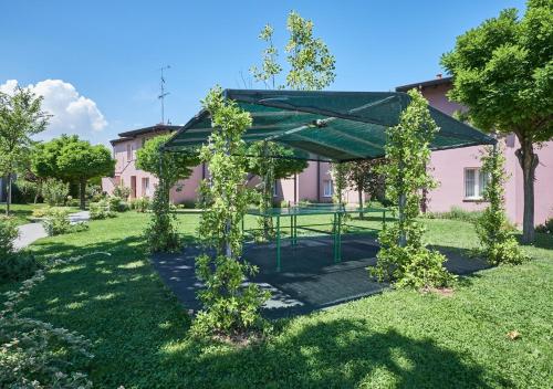 a pergola in the yard of a house at Villaggio Turistico Lugana Marina in Sirmione