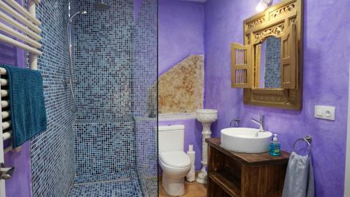 Dúdar的住宿－Encinar de Aguas Blancas，紫色浴室设有水槽和淋浴