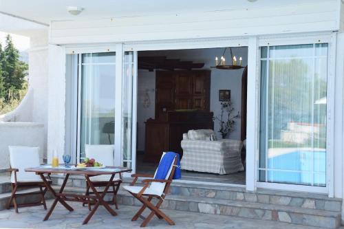 Πισίνα στο ή κοντά στο Antorina Beachfront Villas with Private Pools