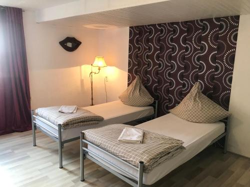 a hotel room with two beds in a room at Ferienwohnung in Ediger Eller in Ediger-Eller