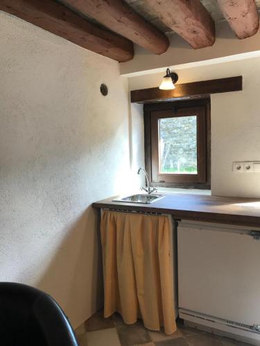 a kitchen with a sink and a window at Apartamento El Fenal de Turmo Casa rural "El Capricho de Nieves" in Laspuña