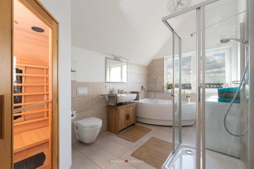 オルペニッツにあるPierhaus 14の浴槽、トイレ、洗面台を備えたバスルーム