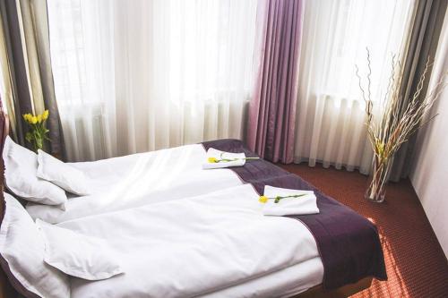 Łóżko lub łóżka w pokoju w obiekcie Hotel Litwiński