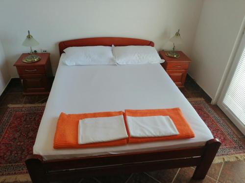 Postel nebo postele na pokoji v ubytování Apartments Mitrović Podličak