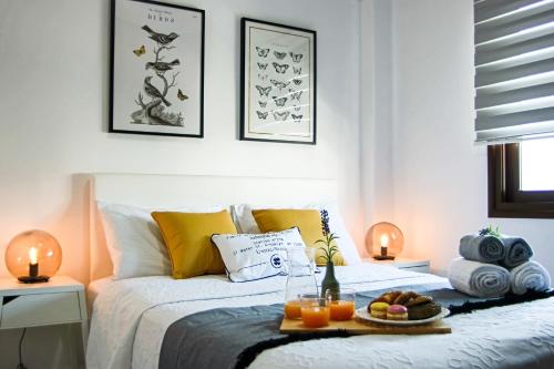 - une chambre avec un lit et un plateau de fruits dans l'établissement Phaedrus Living Seaview Luxury Flat Lighthouse 53, à Paphos