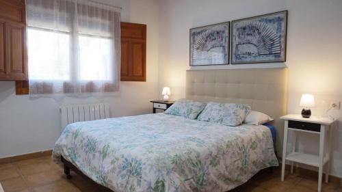 Dúdar的住宿－Encinar de Aguas Blancas，一间卧室配有床和2个床头柜