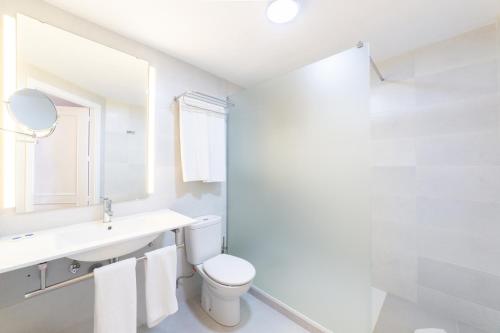 Baño blanco con aseo y lavamanos en Apartamentos Casa Vida, en Santa Ponsa