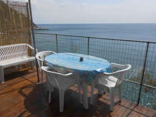 a table and chairs on a balcony with the ocean at Il Rospo in Moneglia